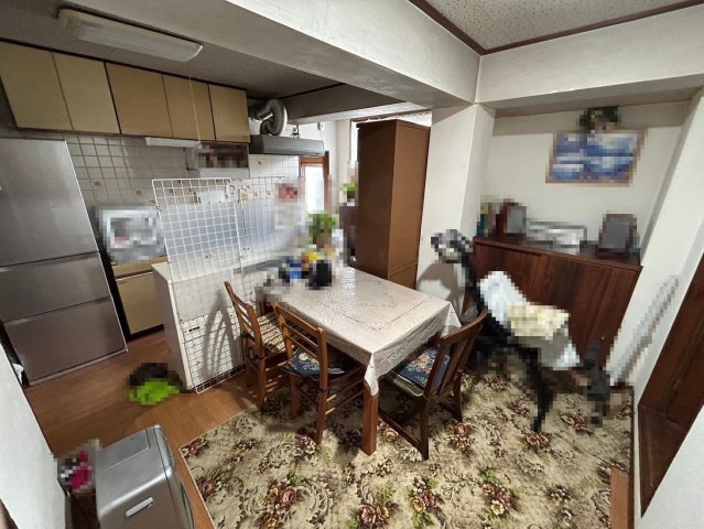 【価格改定】乙訓郡大山崎円明寺脇山の居間・リビング|LDＫ（約10帖）
LDKから倉庫に出入り可能なので貯蓄用の食材や調理用品等も収納していただけます。