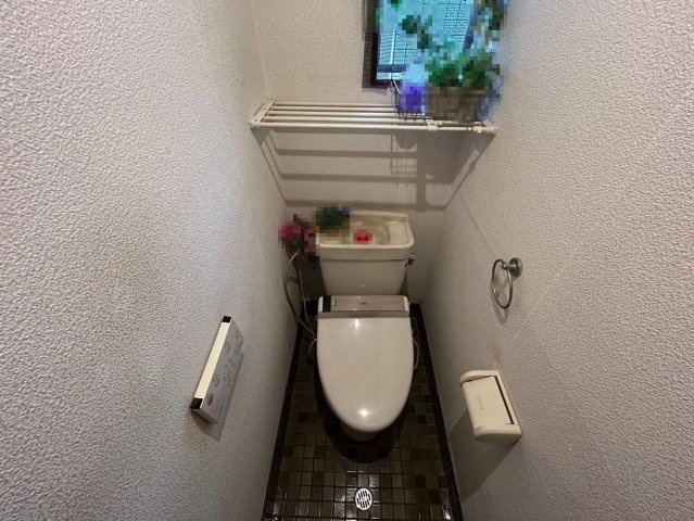 乙訓郡大山崎円明寺脇山のトイレ|温水便座付きトイレ
窓があるので、換気可能です。