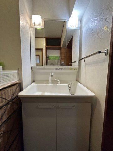 【価格改定】乙訓郡大山崎円明寺脇山の独立洗面台|三面鏡・照明付きの洗面化粧台
お手入れしやすい洗面ボウルです！