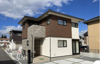 【外観】 | ガーデンアレイ岡山市北区平田2期③号地 | 落ち着いた外観です。駐車スペースもしっかりあります。