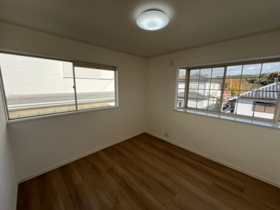 【洋室】 | 惣山町４丁目　中古戸建 | 洋室約5.5帖　出窓があるので明るく開放感がございます。