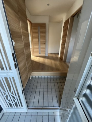 【玄関】 | 惣山町４丁目　中古戸建 | 明るい玄関が皆様をお迎えしてくれます。