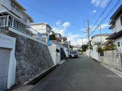 【前面道路含む現地写真】 | 惣山町４丁目　中古戸建 | 前面道路が広いので駐車の苦手な方も安心です。