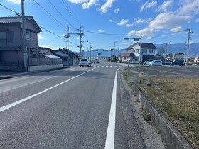 売土地の前面道路含む現地写真
