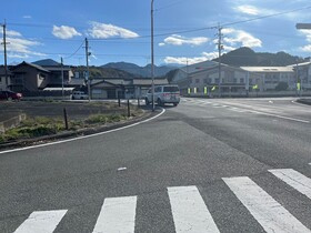 売土地の前面道路含む現地写真