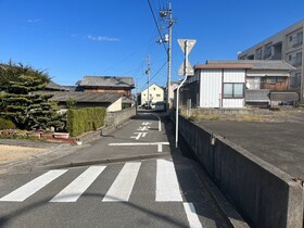 売土地の前面道路含む現地写真