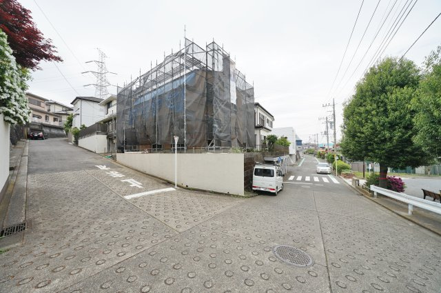 【横浜市旭区笹野台4丁目13-11新築戸建て】★仲介手数料無料★（笹野台小学校・希望ケ丘中学校）の前面道路含む現地写真