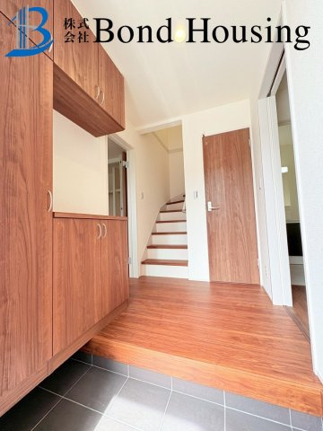 WIC３か所付き・玉津町新方　全９区画　８号棟の玄関