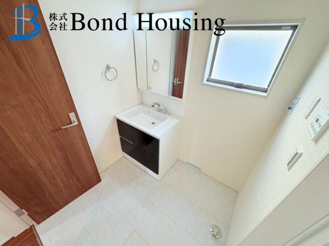 WIC３か所付き・玉津町新方　全９区画　８号棟の独立洗面台