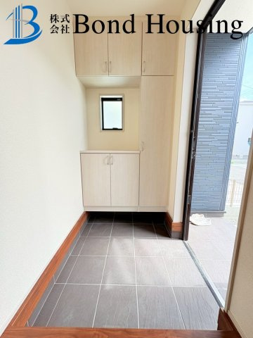 南東側道路日当たり良好・玉津町新方　全９区画　７号棟の玄関