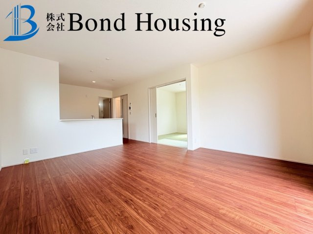 南東側道路日当たり良好・玉津町新方　全９区画　７号棟の居間・リビング