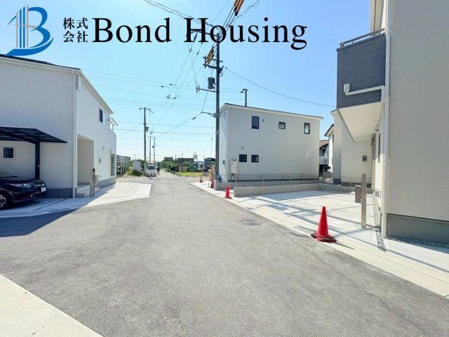 収納豊富・玉津町新方　全９区画　６号棟の前面道路含む現地写真