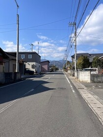 売土地の前面道路含む現地写真