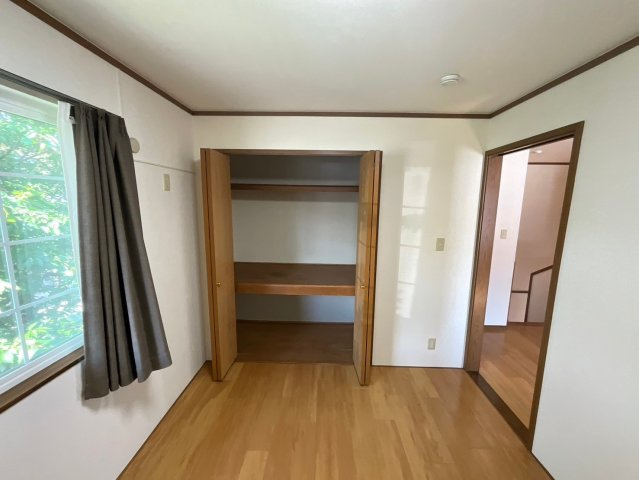 サンライト広町の寝室|広々とした洋室です