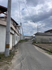 売土地の前面道路含む現地写真