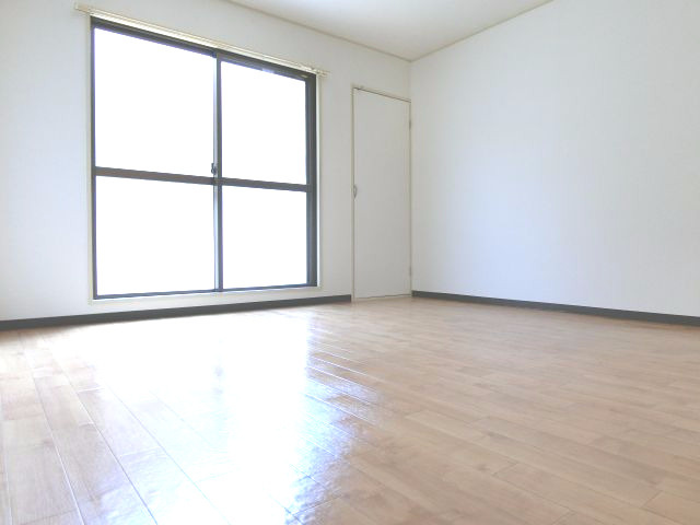 川辺ビルの居間・リビング|同物件別部屋