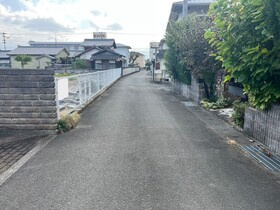 売土地の前面道路含む現地写真