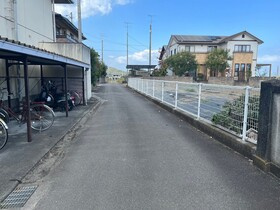 売土地の前面道路含む現地写真