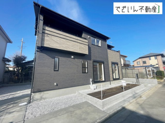 【外観】 | 急な雨でも洗濯物が濡れにくく安心なインナーバルコニー。夏の暑い陽射しを遮ってくれる効果も期待できます。
現地(2025年3月撮影)