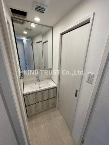 シーズンフラッツ梅田EASTの独立洗面台|シャワーを浴びることができます