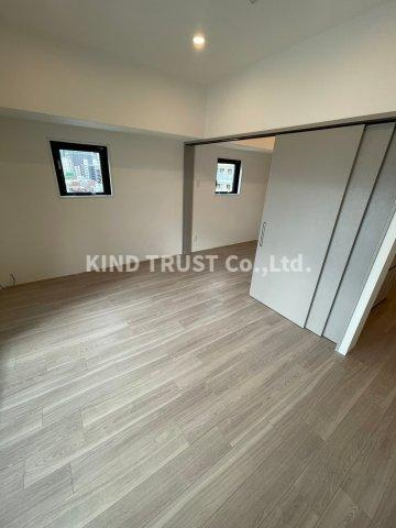 シーズンフラッツ梅田EASTの居間・リビング|こちらの居間で趣味の時間をお楽しみください