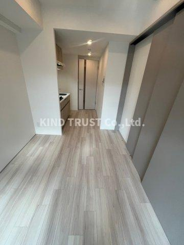 シーズンフラッツ梅田EASTの居間・リビング|こちらのリビングで趣味の時間をお楽しみください