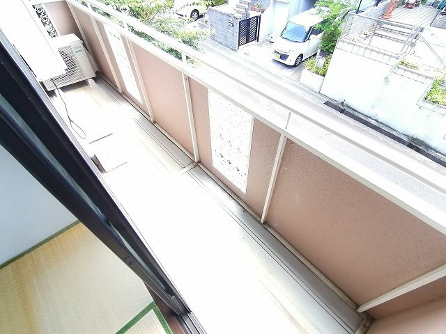 神戸市須磨区東落合３丁目のアパートのバルコニー