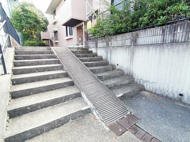 神戸市須磨区東落合３丁目のアパートのエントランス