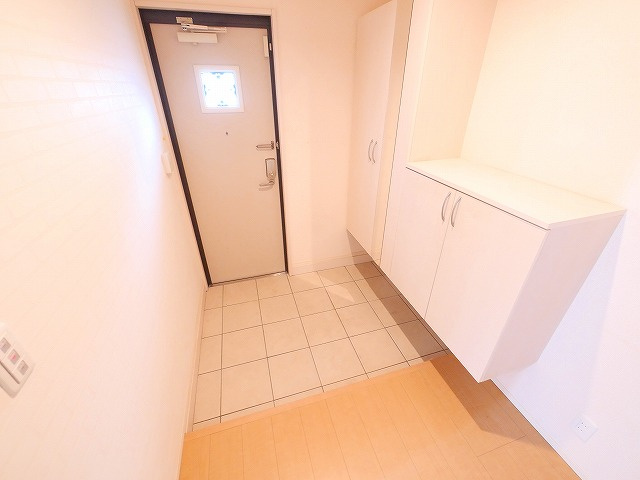 ピュアシス　Ⅲ番館の玄関|明るい玄関です