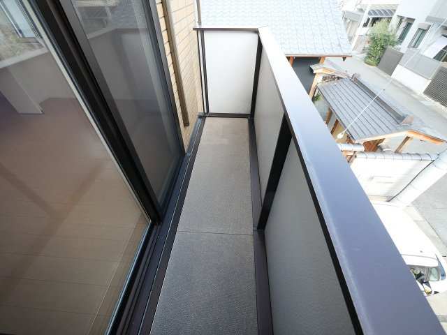 ピュアシス　Ⅲ番館のバルコニー|外からの目が気にならないバルコニーで洗濯物が干せます