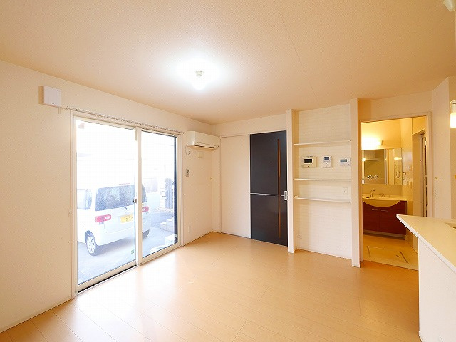 ピュアシス　Ⅲ番館の居間・リビング|こちらのリビングで趣味の時間をお楽しみください