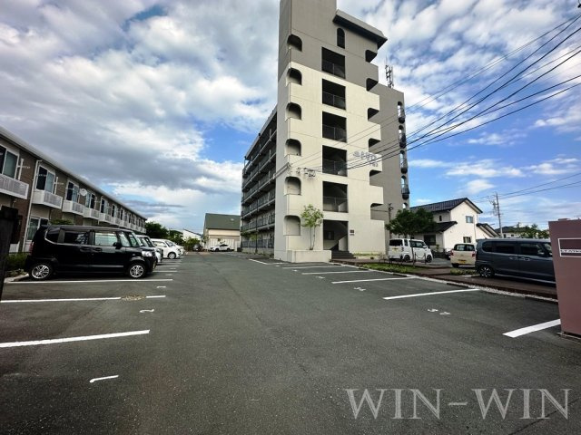 ユトリロ下地 3の駐車場