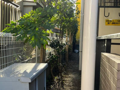 【庭】 | フレンドポート淵野辺第５ | 物件によっては、入居者が個人的に使用できる専用庭がついているものもあります。また、住宅の中にある土間の部分を庭と呼ぶこともあります。庭の用途は住む人によって変わり、それによってデザインもさまざまです。