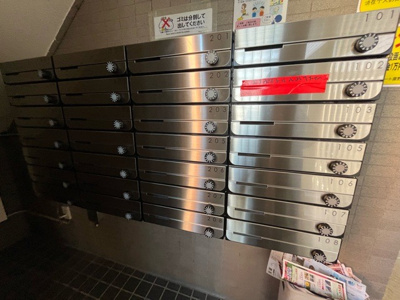 【設備】 | フレンドポート淵野辺第５ | エントランス付近に設置されている集合ポストは、住んでいる部屋と離れているため、ポストをあさるなど誰かに何かされていても被害に気づきにくいです。入居する時には他人に特定されにくい番号で鍵をかけましょう！