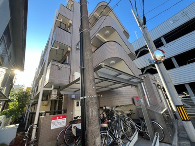 【構造・工法・仕様】 | フレンドポート淵野辺第５ | ＲＣ造、Reinforced Concreteは直訳すると補強されたコンクリートです。主に柱や梁・床・壁が鉄筋とコンクリートで構成おり、鉄筋を組んだ型枠にコンクリートを流し込んで固めたものを指します。