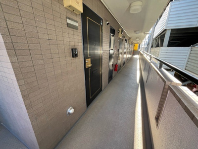 【玄関】 | フレンドポート淵野辺第５ | 玄関は家の顔でもあり、家族以外の目にも止まる場所です。玄関は外との間を仕切る扉、靴などをしまっておく収納スペース、靴脱ぎのたたきスペース、来客とのやり取りをするドアホンなど複数のアイテムからなります。