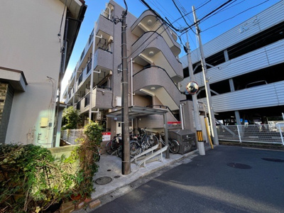 【外観】 | フレンドポート淵野辺第５ | 外観はマンション管理がされているかの目安になります。築年数が古いと、壁面は劣化してひび割れが生じることも！建物が古びていても細かいところが修繕されていると、きちんと管理されているなぁと感じるでしょう。