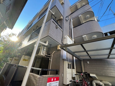 【バルコニー】 | フレンドポート淵野辺第５ | 一般的なバルコニーは、奥行1.5ｍ程ですが、ワイルドバルコニーは2ｍまで広がっています。そのため洗濯物の間隔をあけ干すことができ、乾きやすいというメリットや、ガーデニングが楽しめる等の特徴があります。