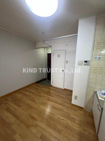 淀川マンション（旧長谷川マンション）の居間・リビング|こちらのリビングで趣味の時間をお楽しみください