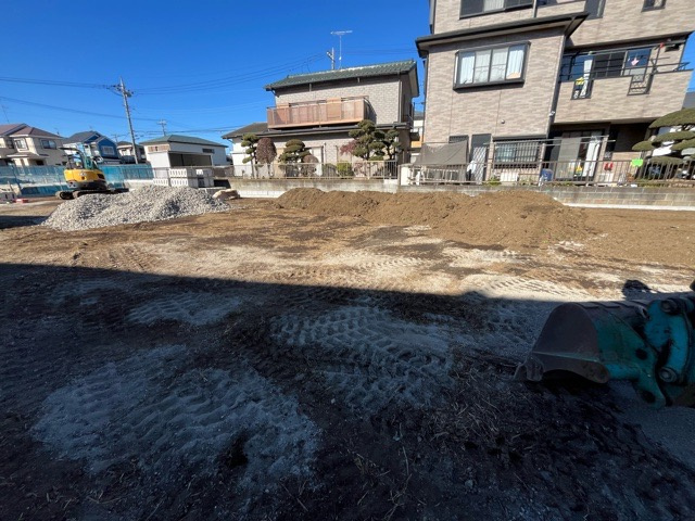 【外観】 | 現地に行くなら、物件の周囲の地形がどうなっているかを見ることも大切です。周辺より低くなっている土地では、大雨などで水が集まりやすいため、地盤が弱くなっているということも考えられるため、注意が必要です。