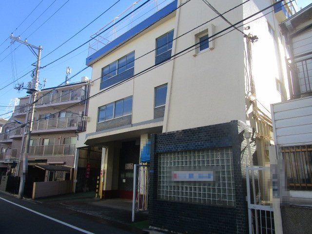 北区栄町の倉庫の外観