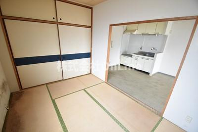 友田コーポラスの和室