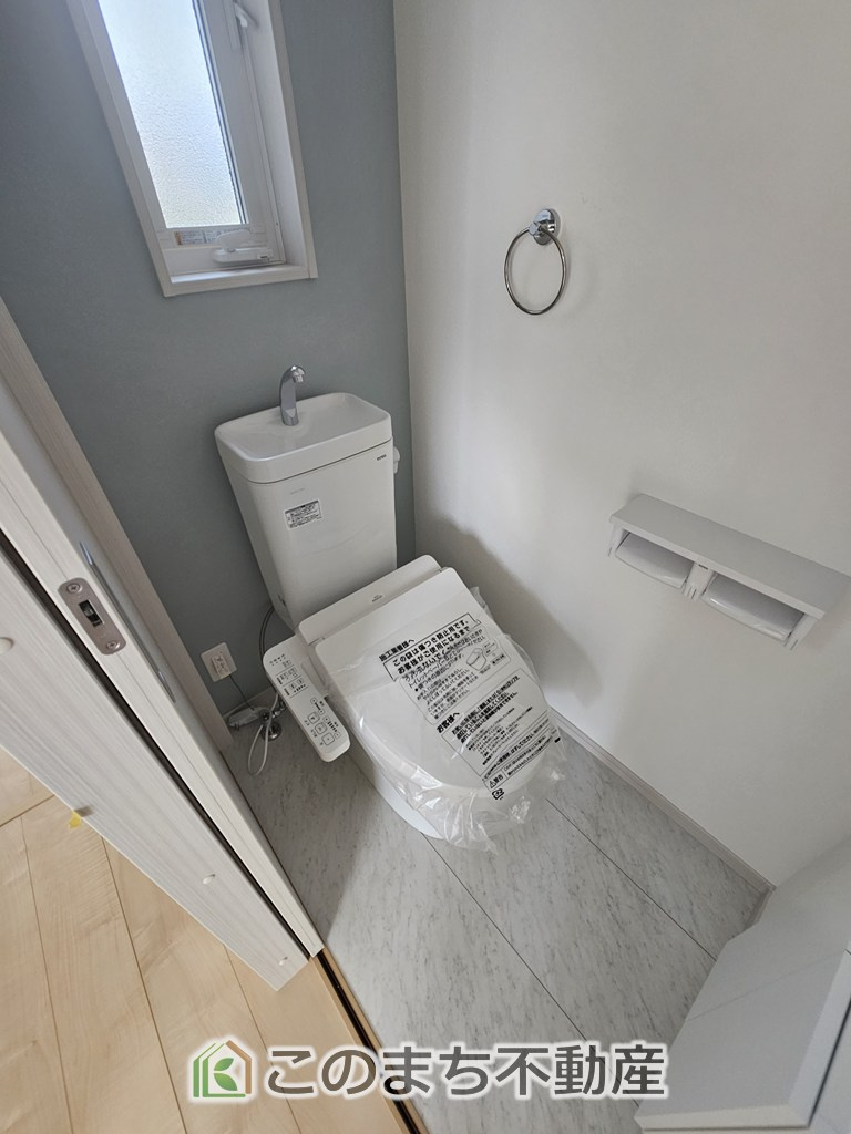 いろどりアイタウン栃木市大宮町22-P1　のトイレ|小窓から換気ができて清潔なトイレスペース☆