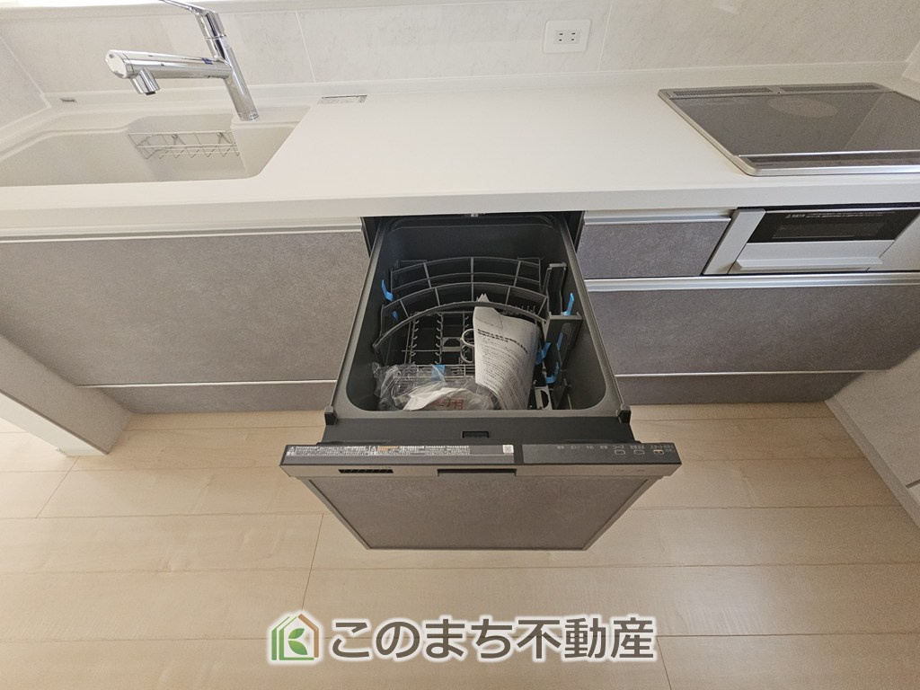 いろどりアイタウン栃木市大宮町22-P1　の内装|あったらいいなの代表的な設備である食洗機。ビルトイン型なので、おさまりもよく、使い勝手も良好です。料理をするのは好きだけど、後片付けは苦手な方に重宝します。洗う手間がないので、時間を有効に使えますね。
