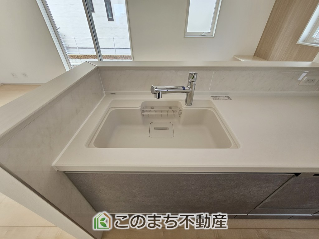 いろどりアイタウン栃木市大宮町22-P1　の内装|ビルトイン型浄水器を内蔵したキッチン水栓。お米を研いだり、野菜を洗ったりするときなど用途に応じてワンタッチで浄水に切り替えが可能です。カートリッジ式なので、フィルターを簡単に交換する事が出来ます。