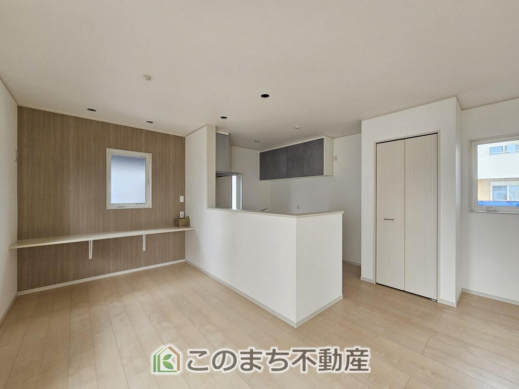 いろどりアイタウン栃木市大宮町22-P1　の居間・リビング|ナチュラルな色調で、窓を多く配置し光を取り込む明るいリビングは家族だんらんの空間です♪
お休みの日は一日中家でリラックス出来る安らぎの空間になります♪