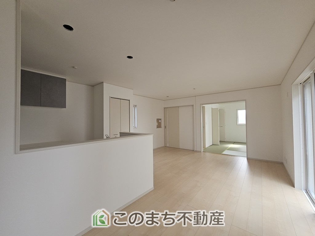 いろどりアイタウン栃木市大宮町22-P1　の居間・リビング|開放感のある広々としたリビング☆家族みんなでゆったりくつろげます♪
南側から暖かな日差しが差し込みます♪キッチンからリビングの様子がよく見渡せます☆