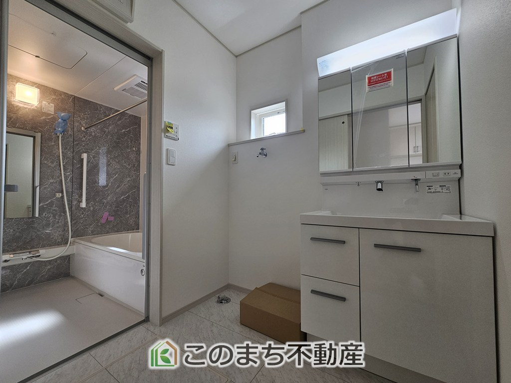 いろどりアイタウン栃木市大宮町22-P1　の洗面所|シャンプードレッサーで朝の身支度♪伸びるホースでお掃除も簡単清潔です！