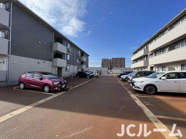 レフィナードBの駐車場