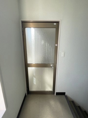 植松町貸事務所の玄関